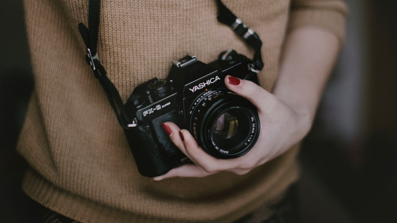 photographe-SANARY SUR MER-min_woman-camera-photography-photographer-slr-dslr-319-pxhere.com